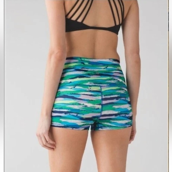 Lululemon Boogie Short Roll Down Sz 4 Seven Wonders Multi Full-on Luon - Picture 1 of 10